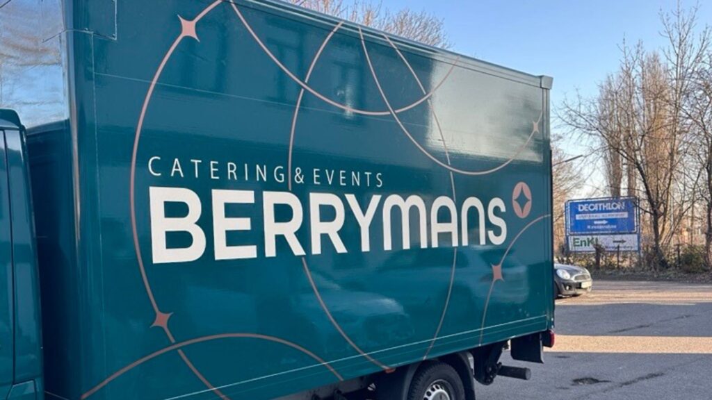 LKW mit Berrymans-Beklebung